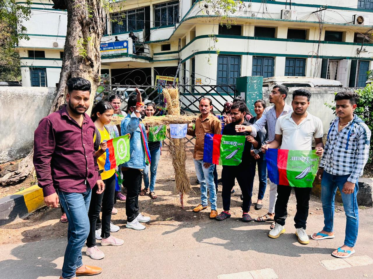 आजसू छात्र संघ ने प्रश्न पत्र लीक आउट मामले में जिला शिक्षा पदाधिकारी कार्यालय के बाहर जैक चेयरमैन का पुतला दहन किया।