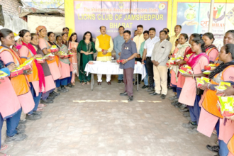 भरत सिंह ने अपने जन्मदिन के अवसर पर जरूरतमंदों और सफाईकर्मियों के बीच बांटा भोजन