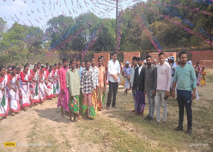 ईचागढ़ के पूर्व विधायक अरविंद सिंह उर्फ मलखान सिंह बाहा बोंगा पर्व पर पहुंचे आसनबनी आदिवासी परंपरा को जीवित रखने के लिए सहयोग का किया आह्वान