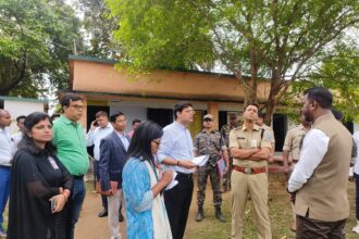 जिला निर्वाचन पदाधिकारी एवं वरीय पुलिस अधीक्षक ने डुमरिया प्रखंड में मतदान केन्द्रों का किया निरीक्षण, एसपी ग्रामीण, एडीएम लॉ एंड ऑर्डर रहे मौजूद