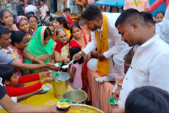 महाशिवरात्रि के अवसर पर महाकाल भक्त समिति द्वारा प्रसाद वितरण