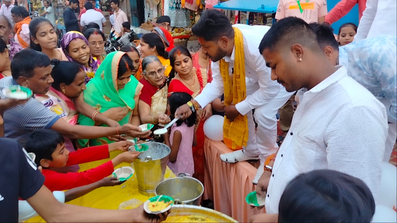 महाशिवरात्रि के अवसर पर महाकाल भक्त समिति द्वारा प्रसाद वितरण