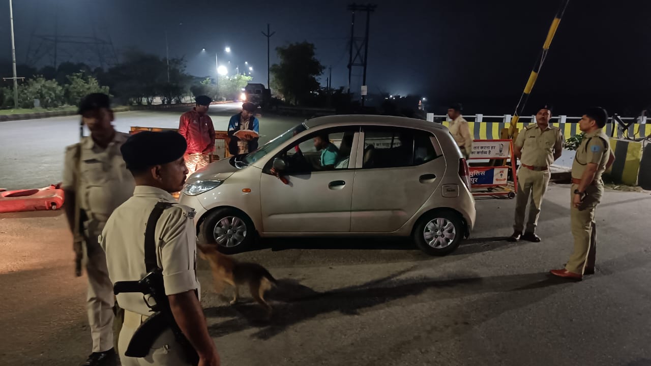 चुनाव से पहले सतर्क! पुलिस अधीक्षक ने अंतरराज्यीय चेकनाकों का आकस्मिक निरीक्षण किया