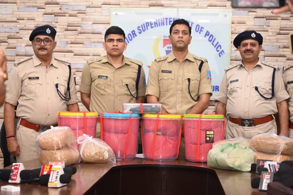 गुप्त सूचना के आधार पर पुलिस ने राम जन्म नगर कदमा थाना क्षेत्र में छापेमारी कर 20 किलो 900 ग्राम गांजा के साथ एक व्यक्ति को गिरफ्तार किया है।