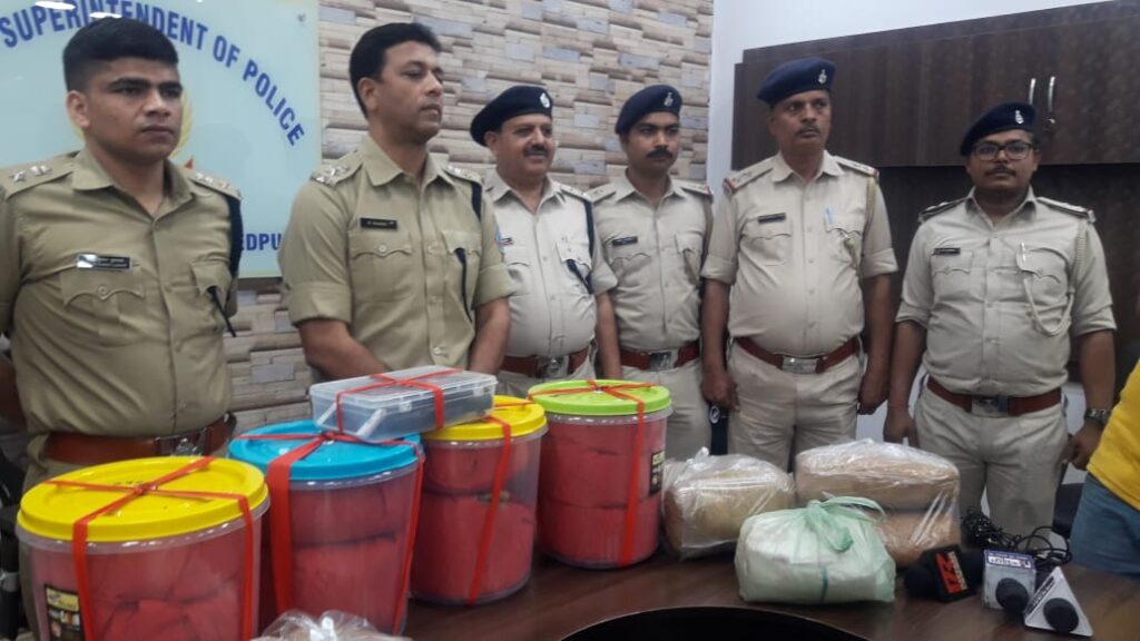 गुप्त सूचना के आधार पर पुलिस ने राम जन्म नगर कदमा थाना क्षेत्र में छापेमारी कर 20 किलो 900 ग्राम गांजा के साथ एक व्यक्ति को गिरफ्तार किया है।