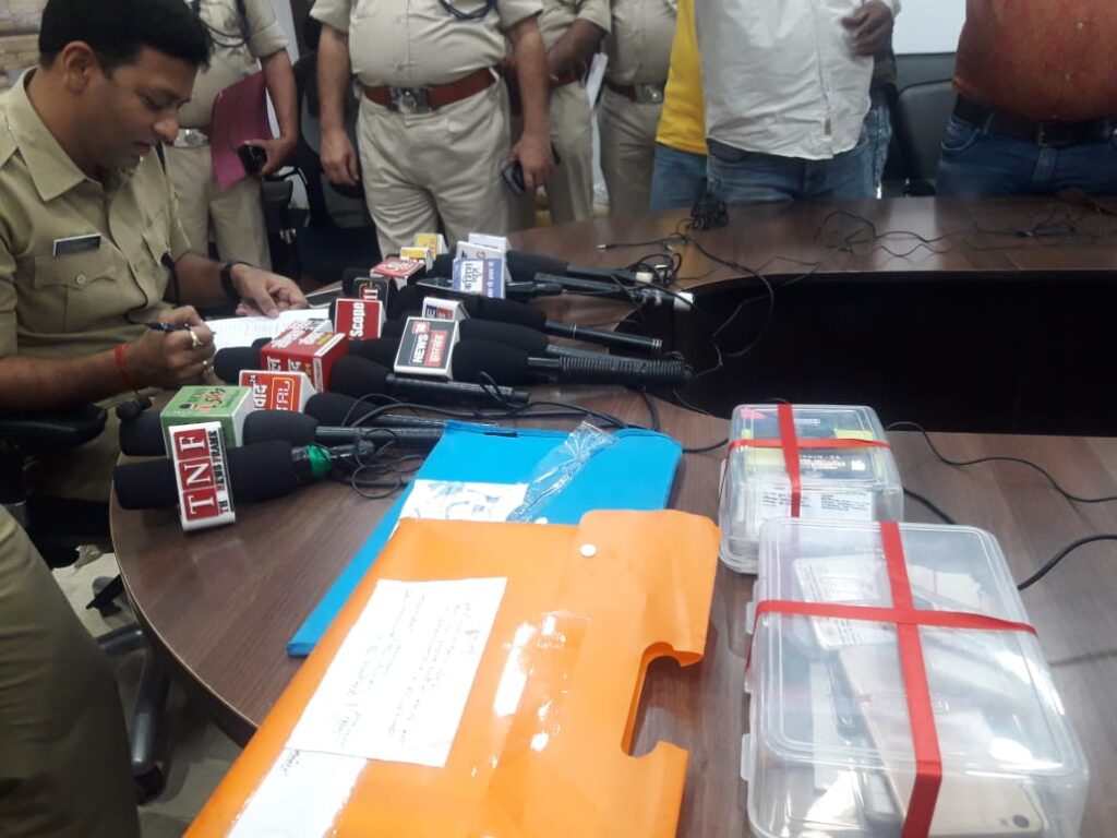 गुप्त सूचना के आधार पर पुलिस ने राम जन्म नगर कदमा थाना क्षेत्र में छापेमारी कर 20 किलो 900 ग्राम गांजा के साथ एक व्यक्ति को गिरफ्तार किया है।