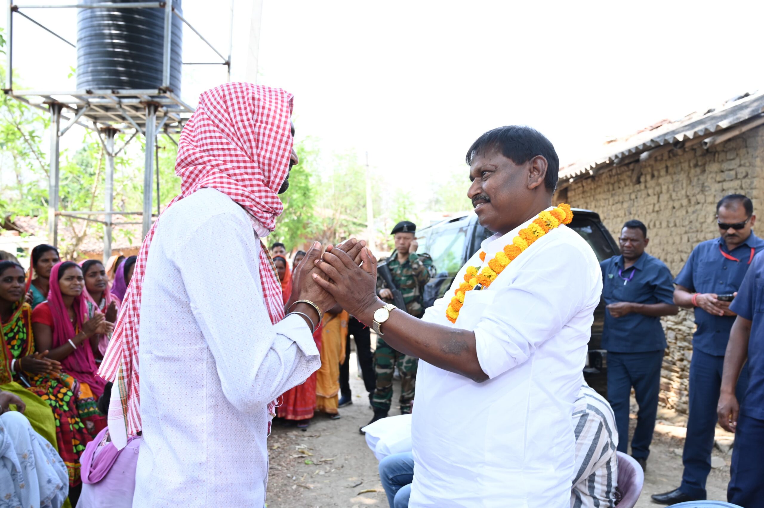 खूंटी लोकसभा के भाजपा प्रत्याशी अर्जुन मुंडा ने गांवों में जनता से संपर्क किया , केंद्र सरकार की उपलब्धियों का किया जिक्र