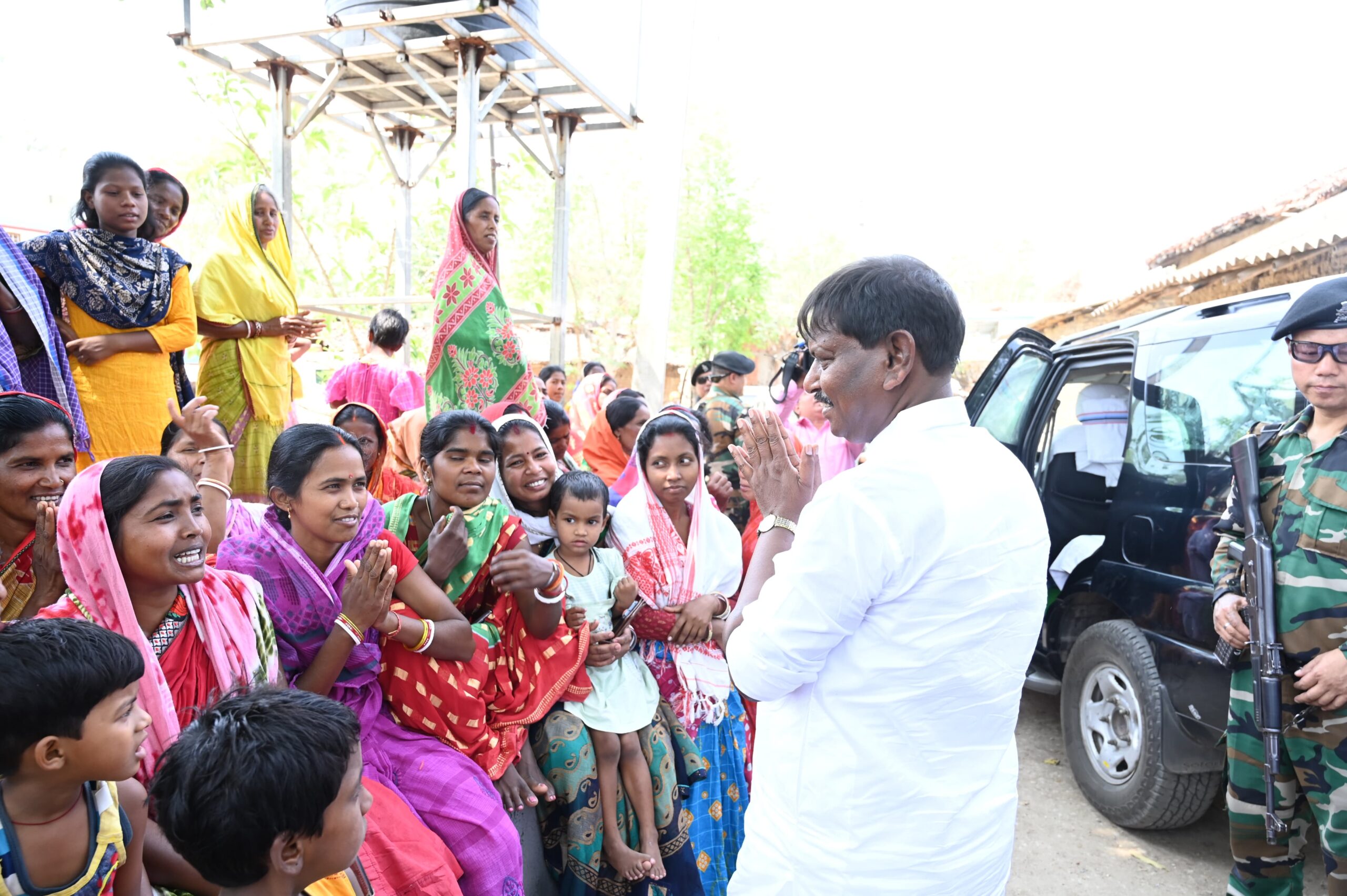 खूंटी लोकसभा के भाजपा प्रत्याशी अर्जुन मुंडा ने गांवों में जनता से संपर्क किया , केंद्र सरकार की उपलब्धियों का किया जिक्र