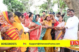 महिलाओं ने भाजपा सांसद और केंद्रीय मंत्री अर्जुन मुंडा को आशीर्वाद स्वरूप 1100 रूपये का चेक और नारियल भेंट की