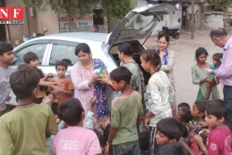 सस्मिता फाउंडेशन ने स्मार्ट बाजार कर्मचारियों के सहयोग से वंचित बच्चों को वितरित किए फ्रूटी जूस और कपड़े