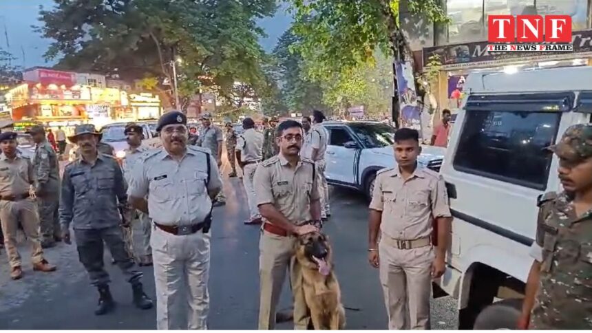 शहर में डॉग स्क्वाड के साथ पुलिस प्रशासन द्वारा गश्ती, अपराधियों में खौफ।