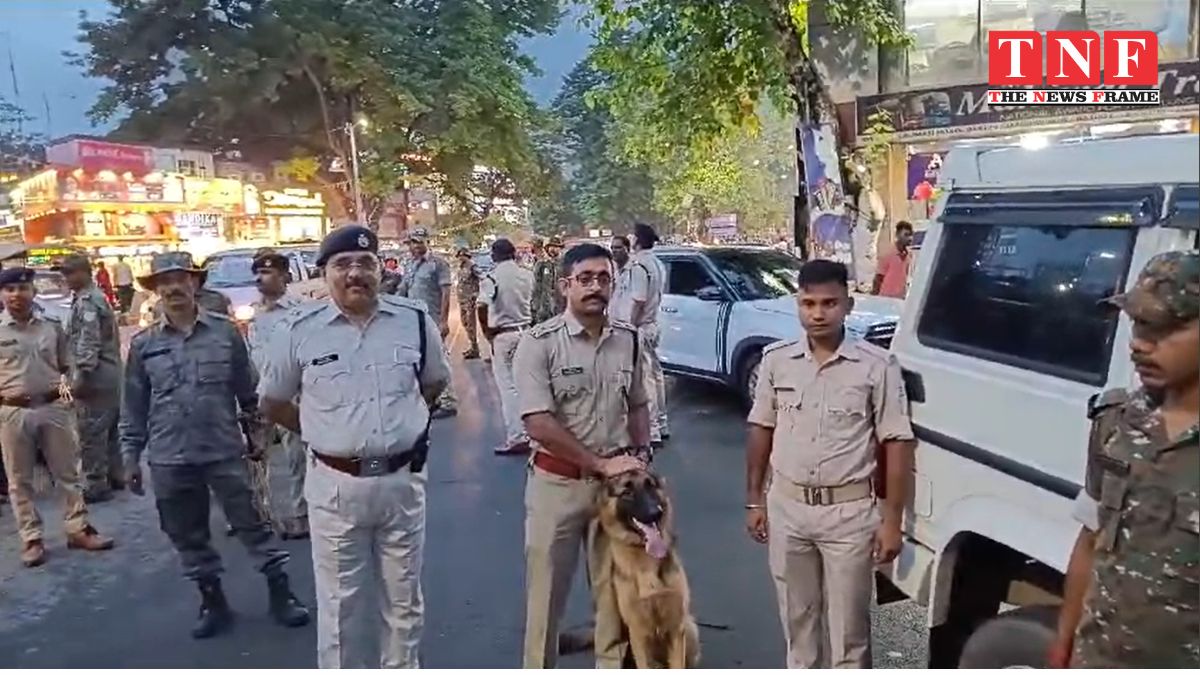 शहर में डॉग स्क्वाड के साथ पुलिस प्रशासन द्वारा गश्ती, अपराधियों में खौफ।