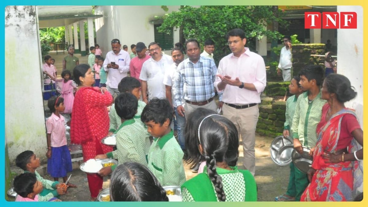 जिला दण्डाधिकारी सह उपायुक्त का पटमदा दौरा: विभिन्न सरकारी योजनाओं और स्कूलों का निरीक्षण, दिये आवश्यक दिशा निर्देश।