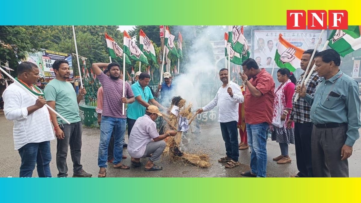 कांग्रेस ने राहुल गांधी के खिलाफ अभद्र भाषा का प्रयोग करने वाले केंद्रीय मंत्री व विधायक का पुतला फूंका।