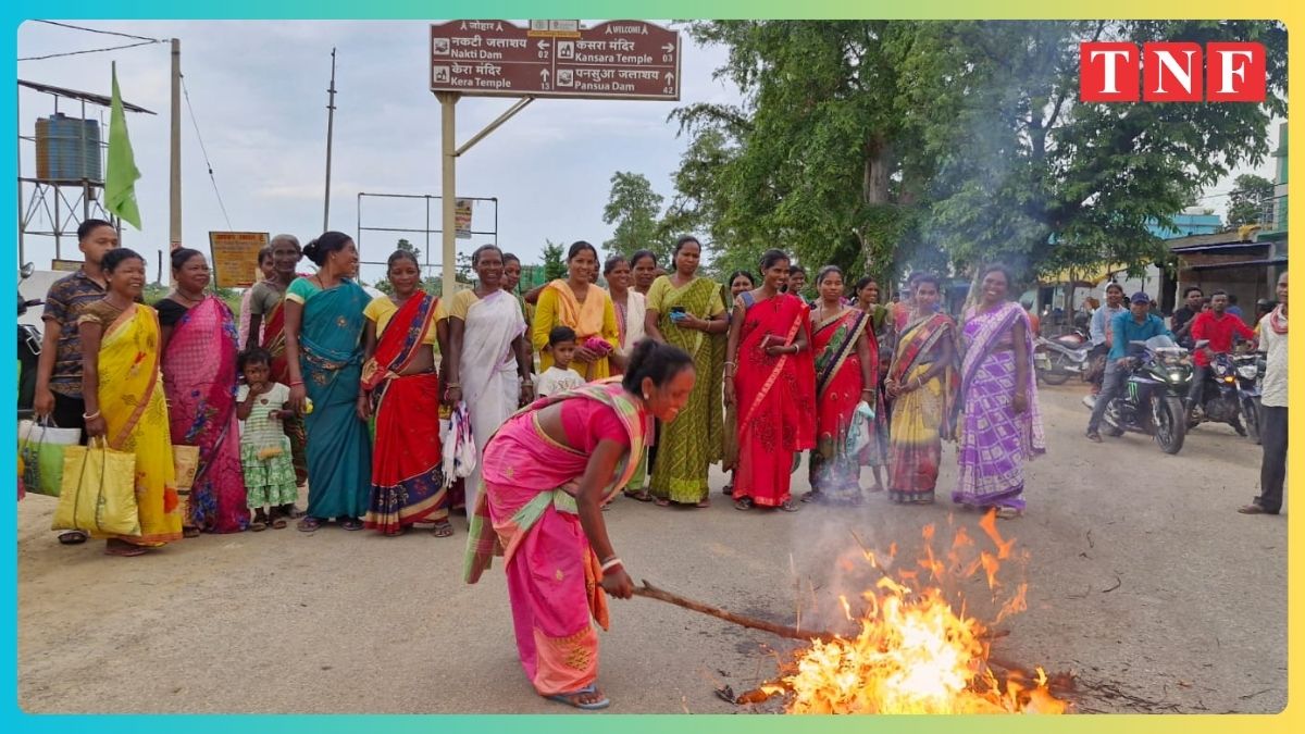 JMMSY पर PIL दाख़िल करने पर आक्रोशित महिलाओं ने फूंका भाजपाइयों का पुतला