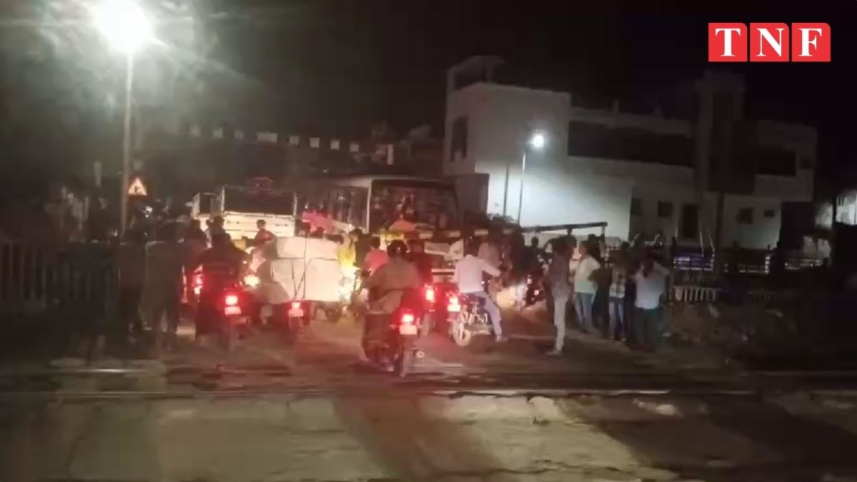 रेलवे फाटक पर छह घंटे लंबा जाम, बड़ी दुर्घटना टली प्रशासनिक लापरवाही से यात्रियों में आक्रोश 111 THE NEWS FRAME