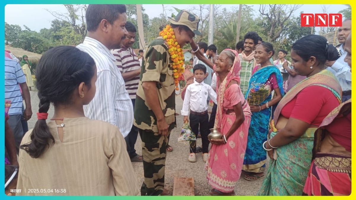 सीमा सुरक्षा बल से सेवानिवृत्त होकर लौटे मनोज किशोर का धनसारी गांव में भव्य स्वागत 112 THE NEWS FRAME