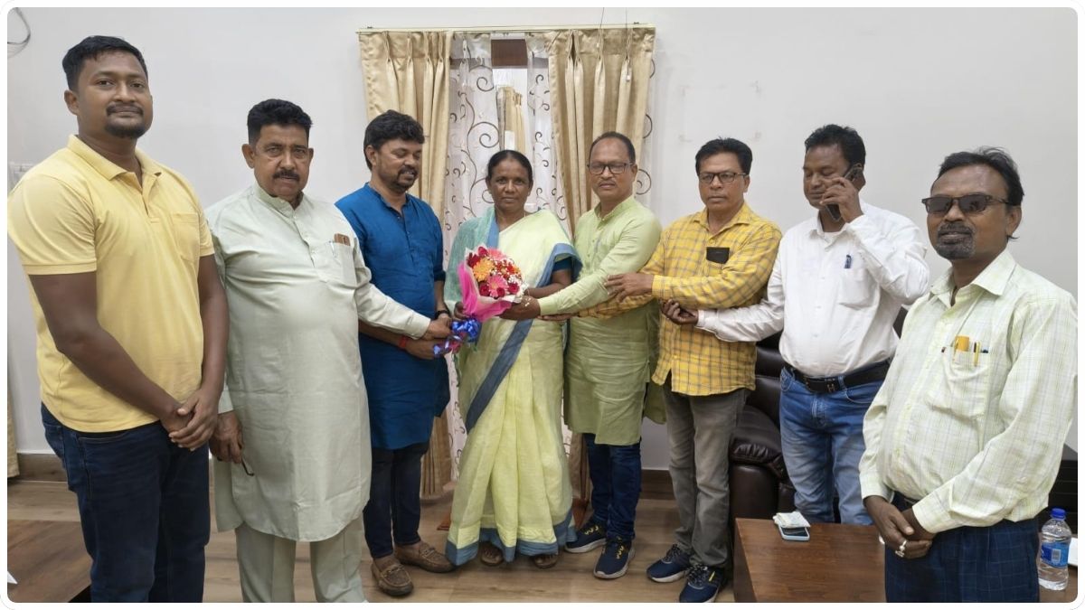 सत्ताधारी दल झामुमो ने मकानों पर नंबर प्लेट लगाने के नाम पर 50 रुपये लेने के मामले पर जताई आपत्ति, सांसद को सौंपा ज्ञापन 113 THE NEWS FRAME
