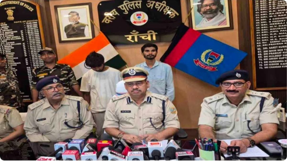रांची पुलिस की बड़ी कार्रवाई: बुजुर्ग के खाते से ₹3.26 लाख की साइबर ठगी करने वाले दो आरोपी चाईबासा से गिरफ्तार, ₹2.57 लाख नकद बरामद 113 THE NEWS FRAME