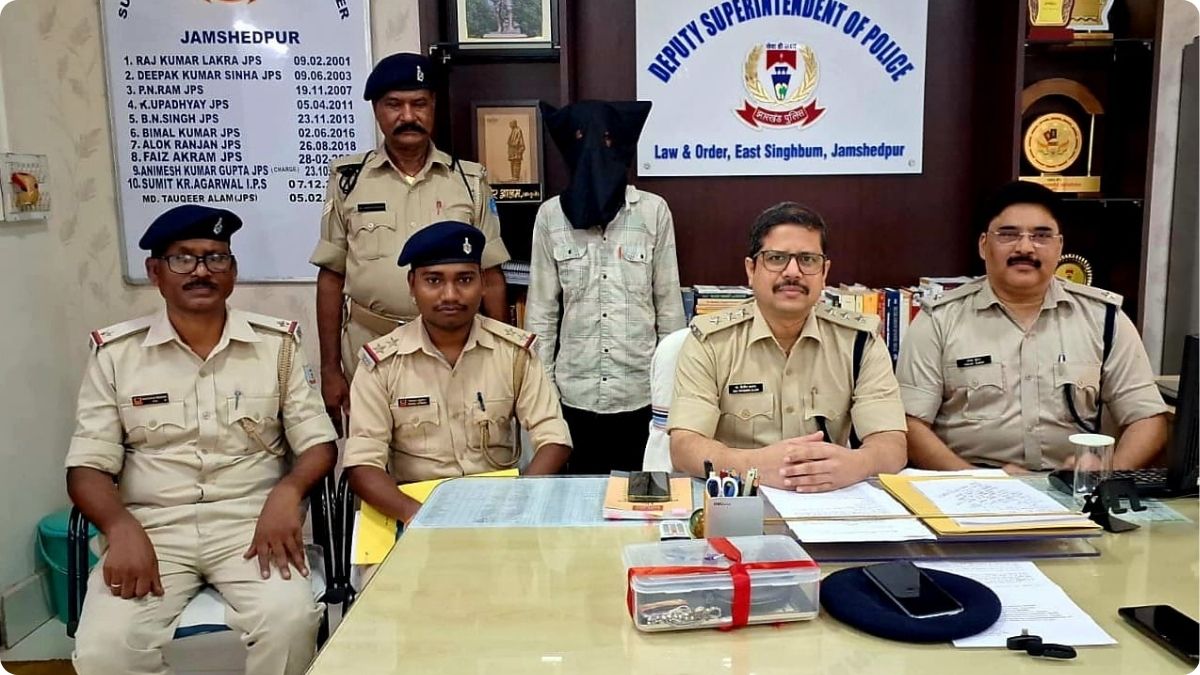 48 घंटे में बड़ी सफलता: जुगसलाई थाना की तत्परता से घर में हुई चोरी का खुलासा, शातिर चोर 'मो. चाँद उर्फ लंगड़ा' गिरफ्तार 113 THE NEWS FRAME