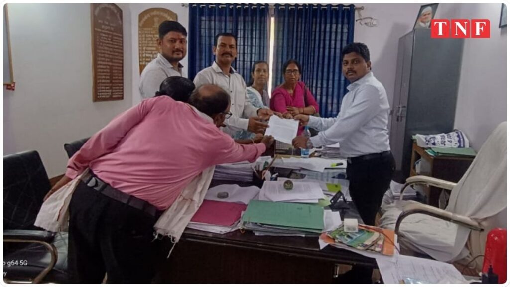 झारखंड में पेंशन बढ़ाने की माँग को लेकर SUCI (C) का प्रतिनिधिमंडल सक्रिय — मुख्यमंत्री को सौंपा गया ज्ञापन 1 फोटो: प्रतिनिधिमंडल सौंपते हुए ज्ञापन