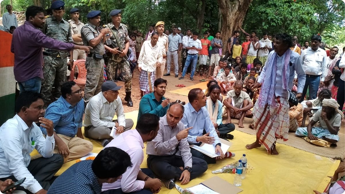 दुर्गम पहाड़ों से घिरे लखाईडीह गांव पहुंचे उपायुक्त श्री कर्ण सत्यार्थी, सरकारी योजनाओं से करवाया रूबरू। 113 THE NEWS FRAME