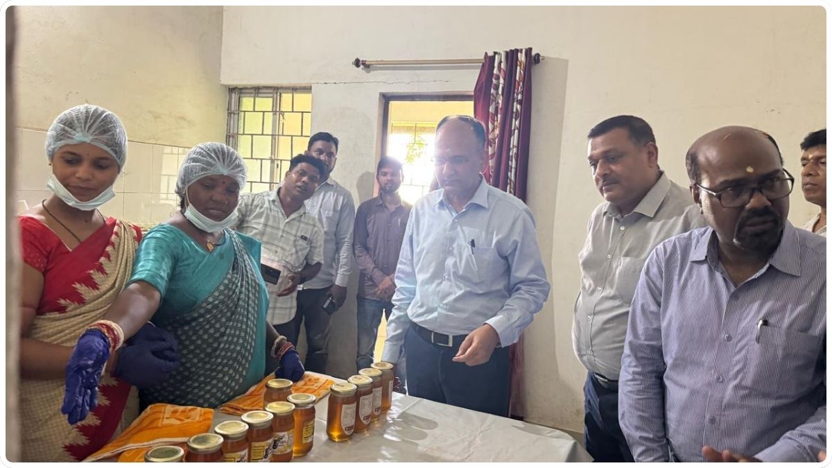 भारत सरकार के संयुक्त सचिव ने बोड़ाम एवं जमशेदपुर सदर प्रखंड का किया दौरा 117 THE NEWS FRAME