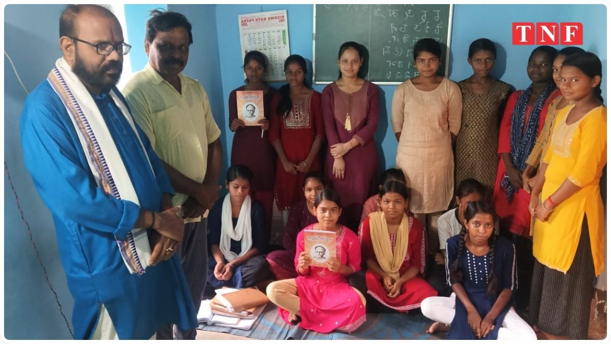 समीर गोप ने अपने ट्यूशन क्लास में शुरू की बांग्ला पढ़ाई, बच्चों में दिखा उत्साह 113 THE NEWS FRAME