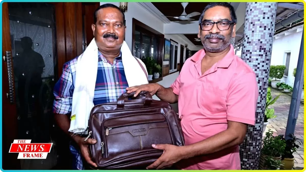 मुख्यमंत्री श्री हेमन्त सोरेन एवं विशेष शाखा के हवलदार श्री दिलीप तिर्की